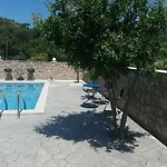 Greek Style Ground Floor & Pool Apartament