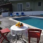 Greek Style Ground Floor & Pool Apartament