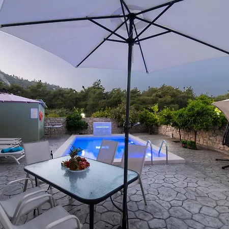 Greek Style Ground Floor & Pool Apartament