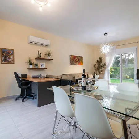 Greek Style Ground Floor & Pool Apartament