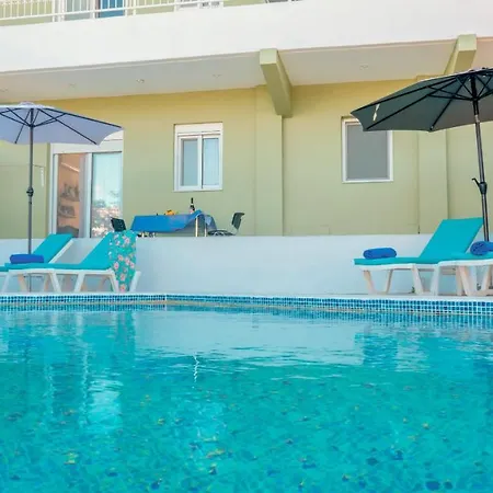 Greek Style Ground Floor & Pool Апартаменты